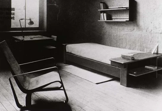 Emile Eugene Houillon, Lampe Eclair numéro 1, équipant une chambre universitaire réalisée par Jean Prouvé à Nancy