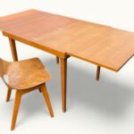 Table Portefeuille Minvielle et chaise amsterdam par ARP