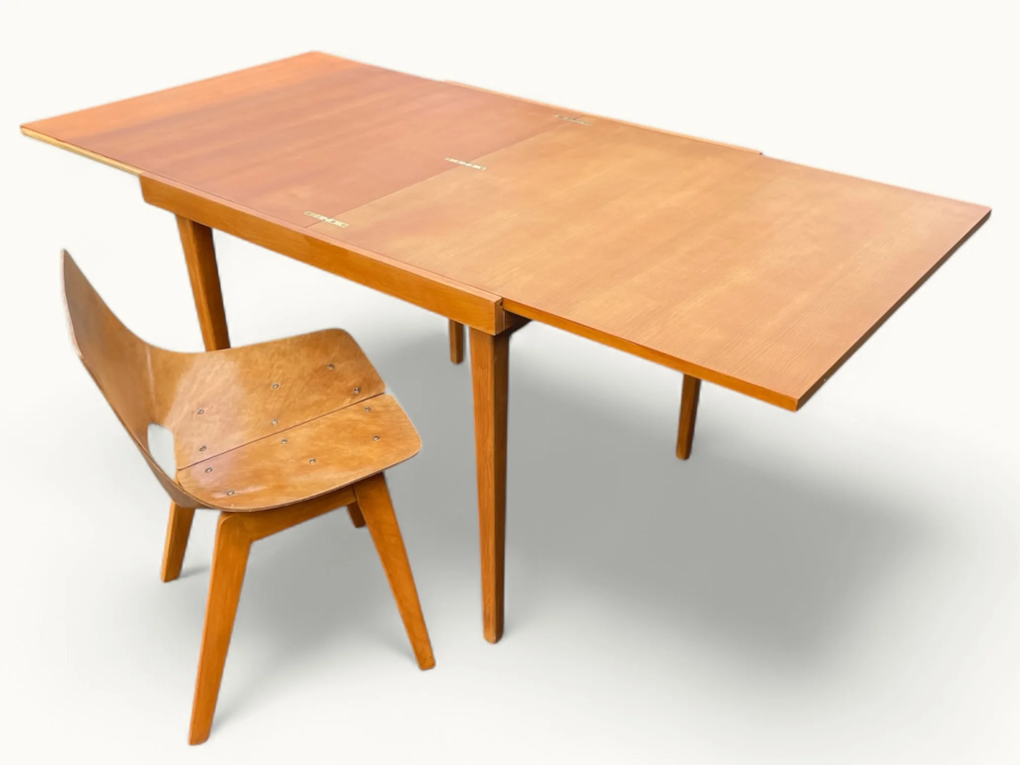 Table Portefeuille Minvielle et chaise amsterdam par ARP
