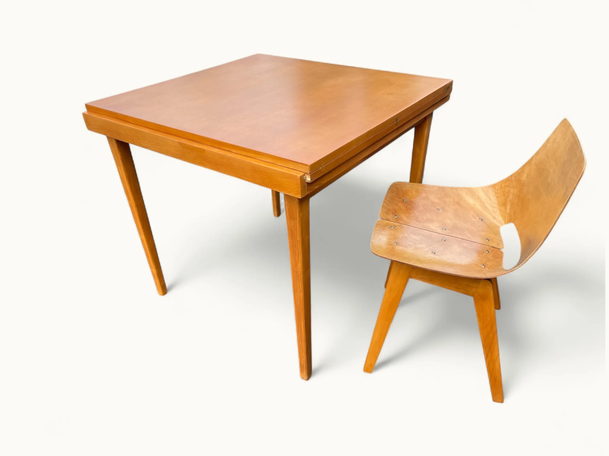 Table Portefeuille Minvielle et chaise amsterdam par ARP