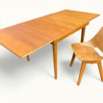 Table Portefeuille Minvielle et chaise amsterdam par ARP