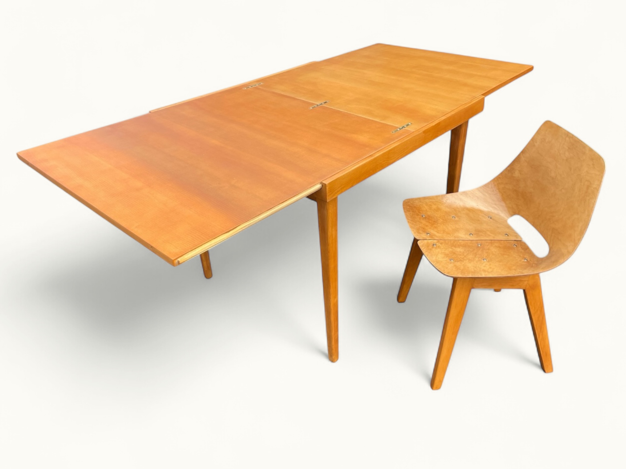 Table Portefeuille Minvielle et chaise amsterdam par ARP