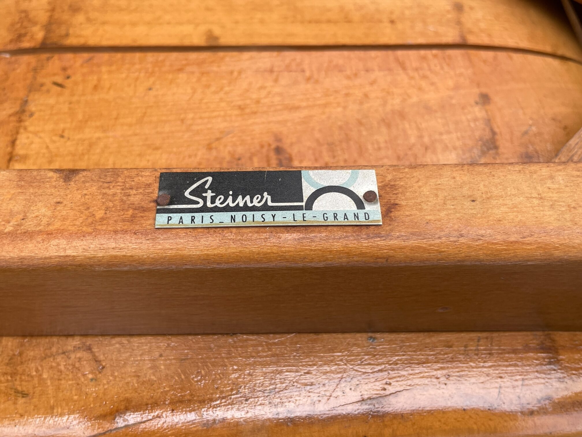 Chaise Amsterdam A.R.P. Guariche Motte Mortier 1953 pour Steiner detail