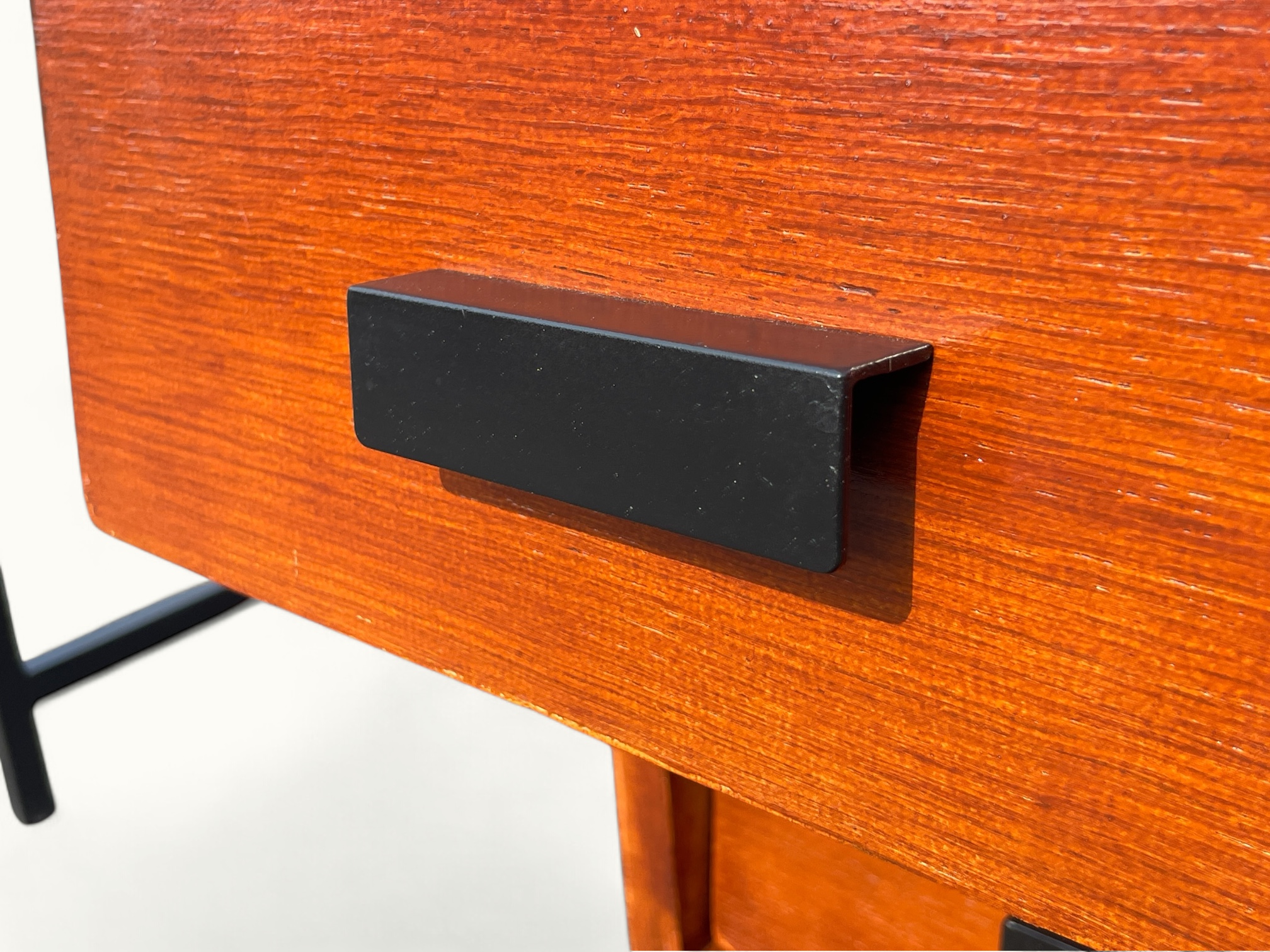 Bureau Pierre Paulin CM 172 detail