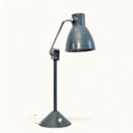 Lampe-Jumo-800-1 Lampe de bureau JUMO 800 S vintage (vers 1950) — émail vert, chrome, socle fonte lesté, frein mécanique, hauteur diffuseur réglable. Rénovée. Traces du temps visibles.