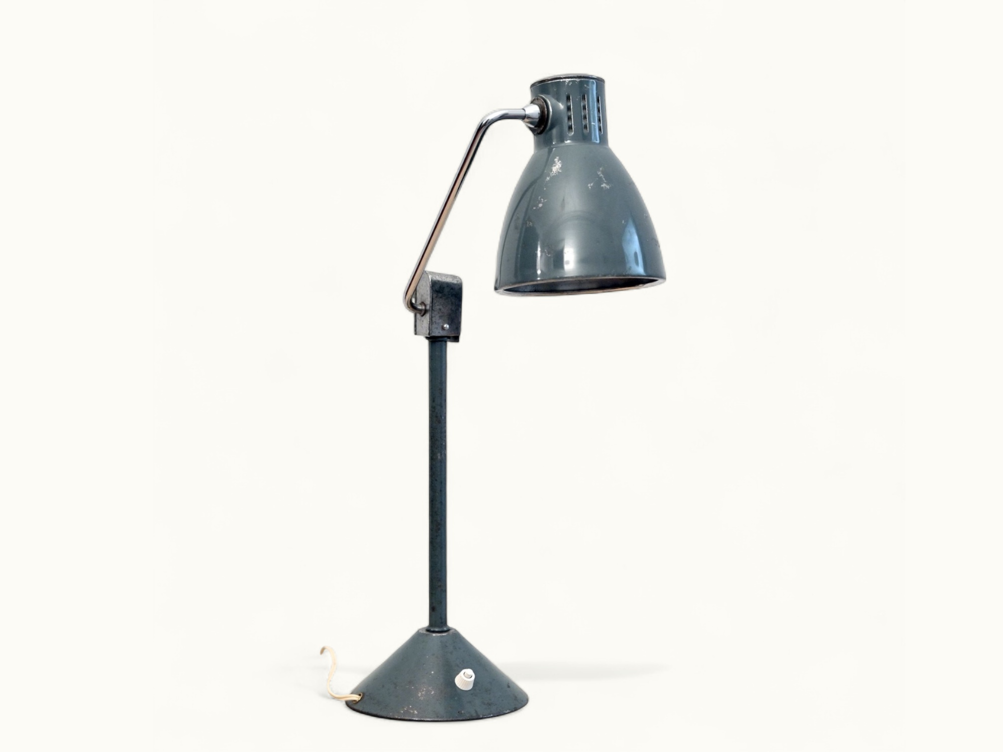Lampe de bureau JUMO 800 S vintage (vers 1950) — émail vert, chrome, socle fonte lesté, frein mécanique, hauteur diffuseur réglable. Rénovée. Traces du temps visibles.
