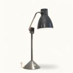 Lampe-Jumo-800-2 Lampe de bureau JUMO 800 S vintage (vers 1950) — émail vert, chrome, socle fonte lesté, frein mécanique, hauteur diffuseur réglable. Rénovée. Traces du temps visibles.