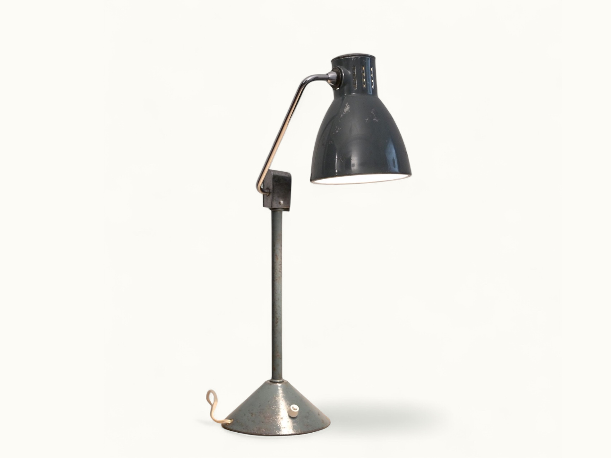Lampe de bureau JUMO 800 S vintage (vers 1950) — émail vert, chrome, socle fonte lesté, frein mécanique, hauteur diffuseur réglable. Rénovée. Traces du temps visibles.