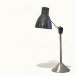 Lampe-Jumo-800-3 Lampe de bureau JUMO 800 S vintage (vers 1950) — émail vert, chrome, socle fonte lesté, frein mécanique, hauteur diffuseur réglable. Rénovée. Traces du temps visibles.
