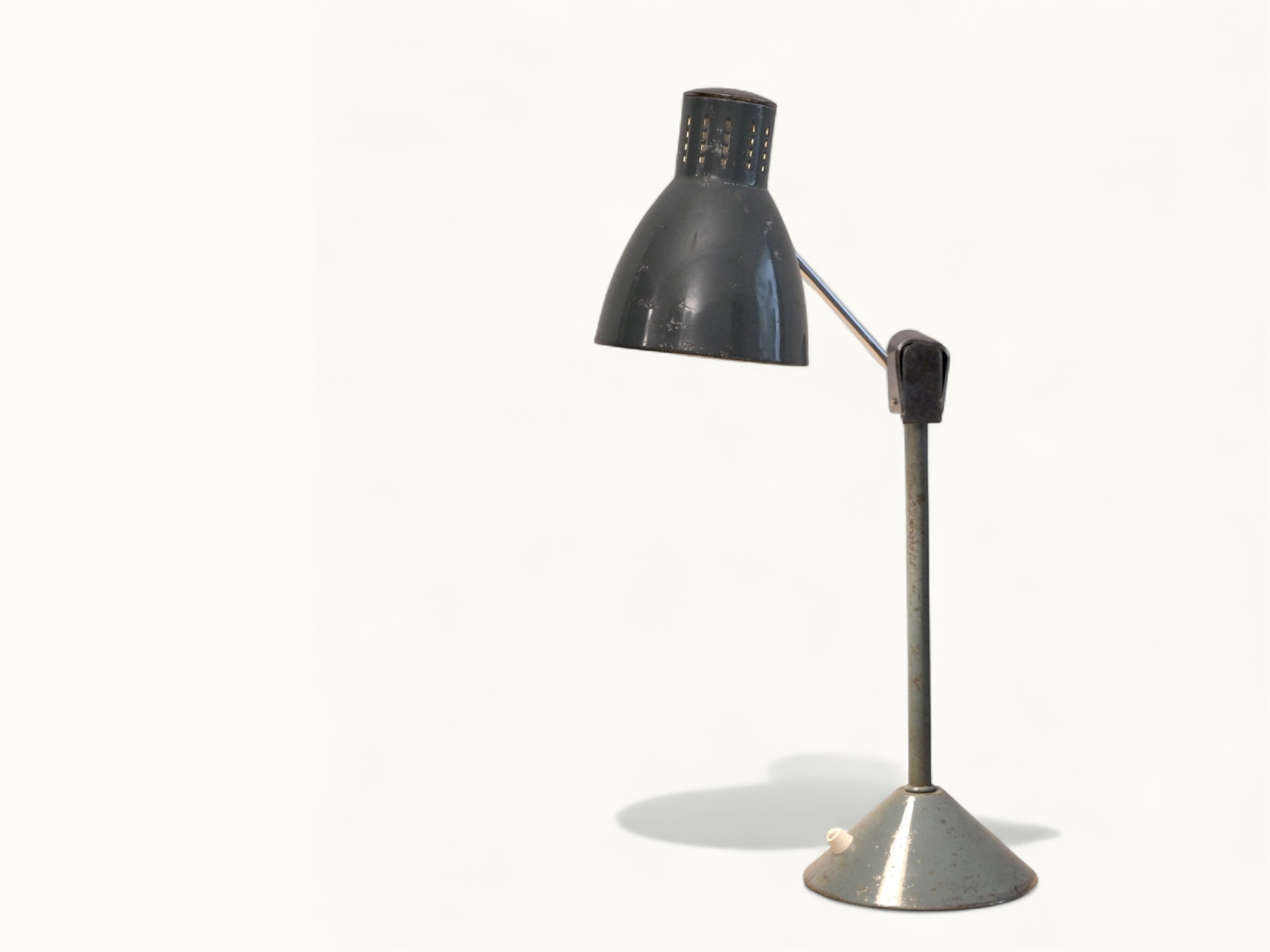 Lampe de bureau JUMO 800 S vintage (vers 1950) — émail vert, chrome, socle fonte lesté, frein mécanique, hauteur diffuseur réglable. Rénovée. Traces du temps visibles.