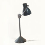 Lampe-Jumo-800-4 Lampe de bureau JUMO 800 S vintage (vers 1950) — émail vert, chrome, socle fonte lesté, frein mécanique, hauteur diffuseur réglable. Rénovée. Traces du temps visibles.