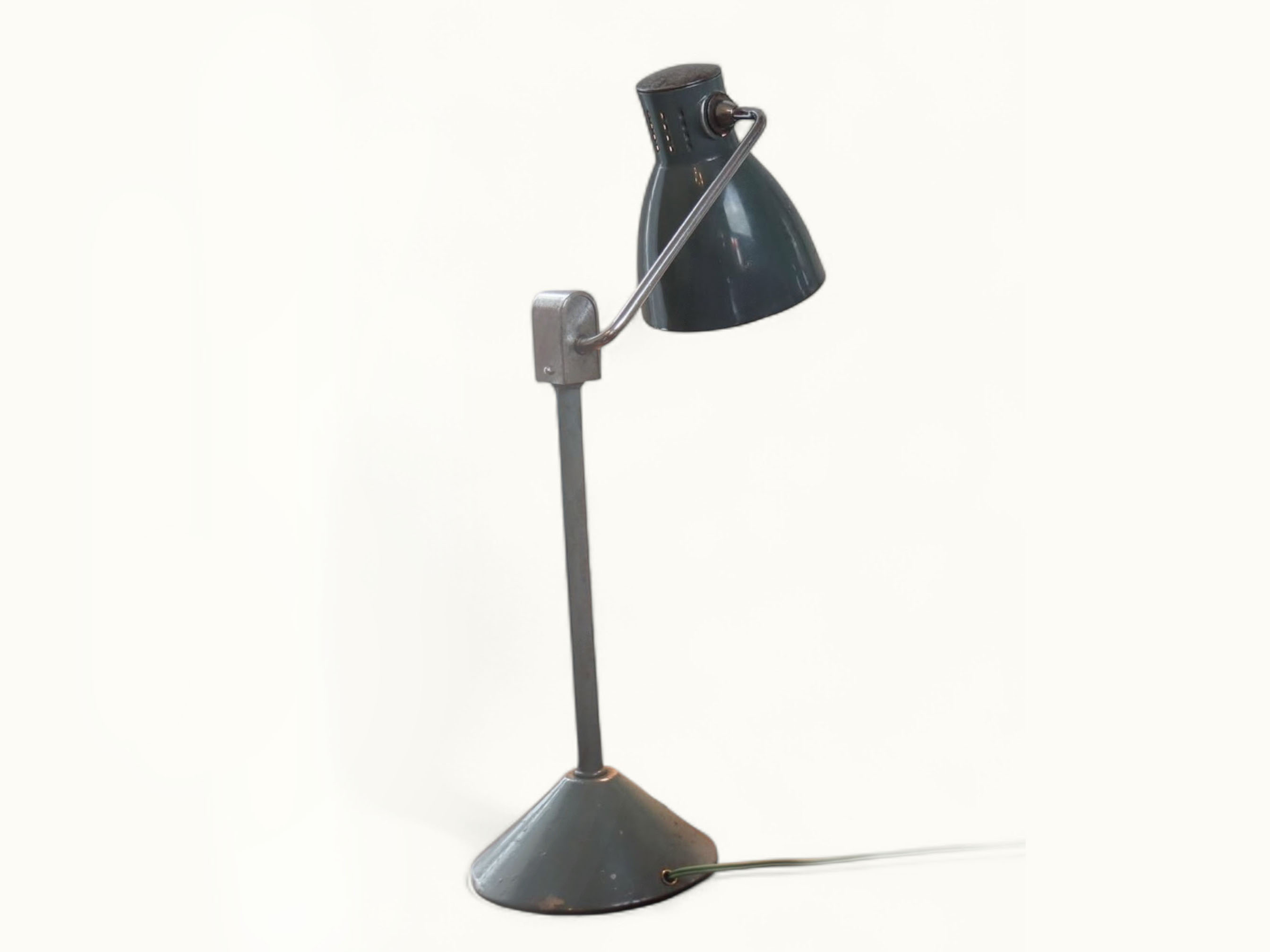 Lampe de bureau JUMO 800 S vintage (vers 1950) — émail vert, chrome, socle fonte lesté, frein mécanique, hauteur diffuseur réglable. Rénovée. Traces du temps visibles.