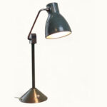 Lampe-Jumo-800-5 Lampe de bureau JUMO 800 S vintage (vers 1950) — émail vert, chrome, socle fonte lesté, frein mécanique, hauteur diffuseur réglable. Rénovée. Traces du temps visibles.