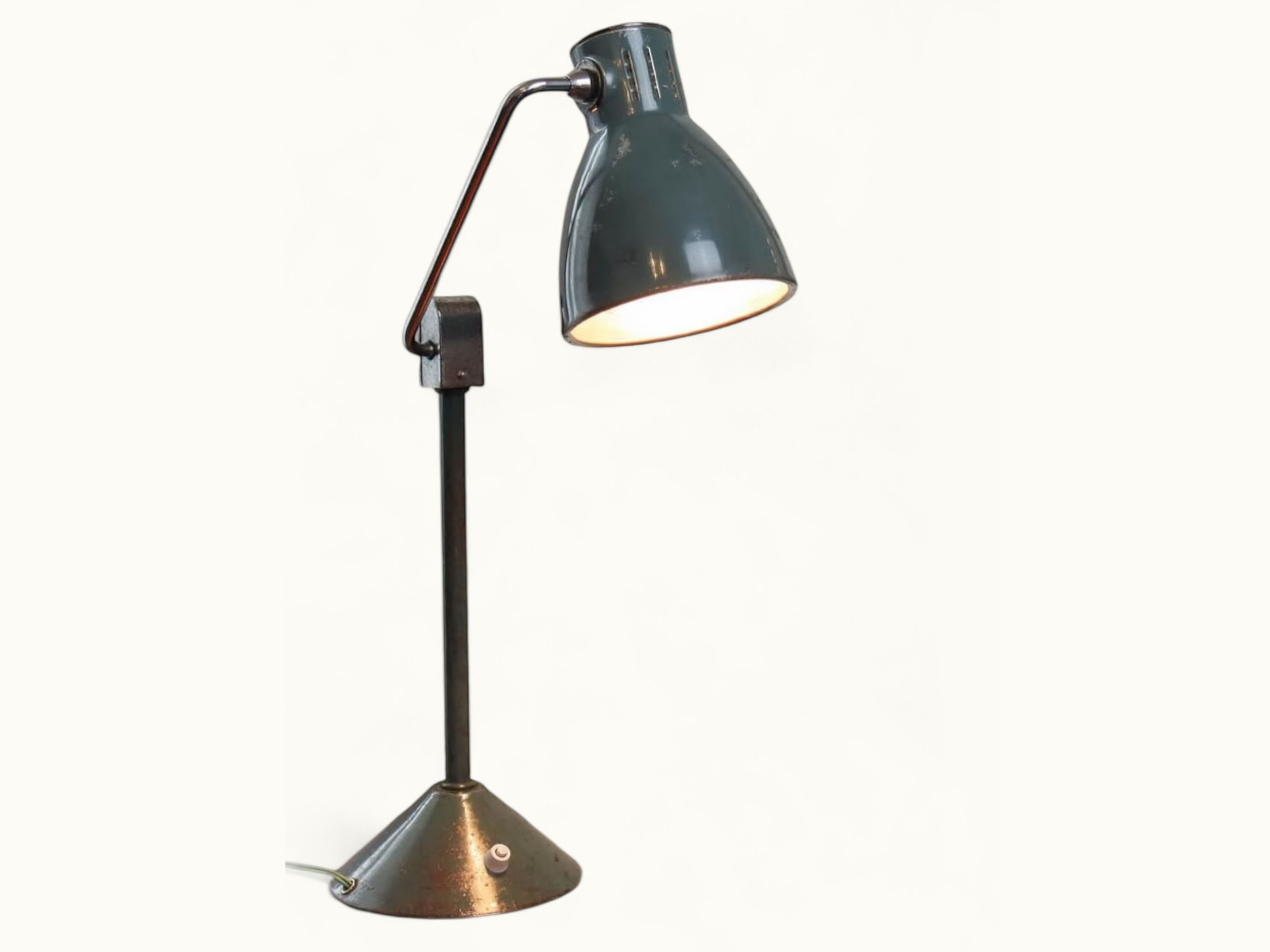 Lampe de bureau JUMO 800 S vintage (vers 1950) — émail vert, chrome, socle fonte lesté, frein mécanique, hauteur diffuseur réglable. Rénovée. Traces du temps visibles.