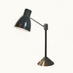 Lampe-Jumo-800-6 Lampe de bureau JUMO 800 S vintage (vers 1950) — émail vert, chrome, socle fonte lesté, frein mécanique, hauteur diffuseur réglable. Rénovée. Traces du temps visibles.