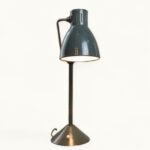 Lampe de bureau JUMO 800 S vintage (vers 1950) — émail vert, chrome, socle fonte lesté, frein mécanique, hauteur diffuseur réglable. Rénovée. Traces du temps visibles.