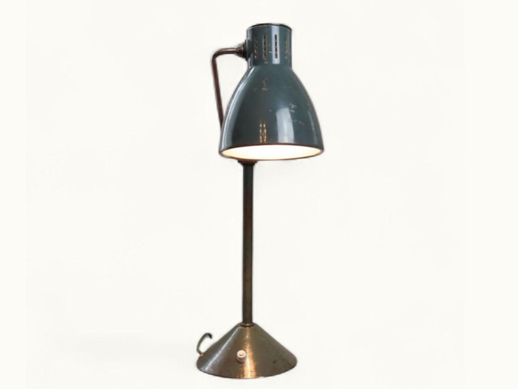 Lampe de bureau JUMO 800 S vintage (vers 1950) — émail vert, chrome, socle fonte lesté, frein mécanique, hauteur diffuseur réglable. Rénovée. Traces du temps visibles.