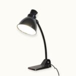 Lampe orientable Lucida, production européenne milieu XXᵉ siècle — élégance fonctionnelle et articulations de précision. Modèle attribué, avec prudence, à Gebr. Jacobus (Gebrüder Jacobus)