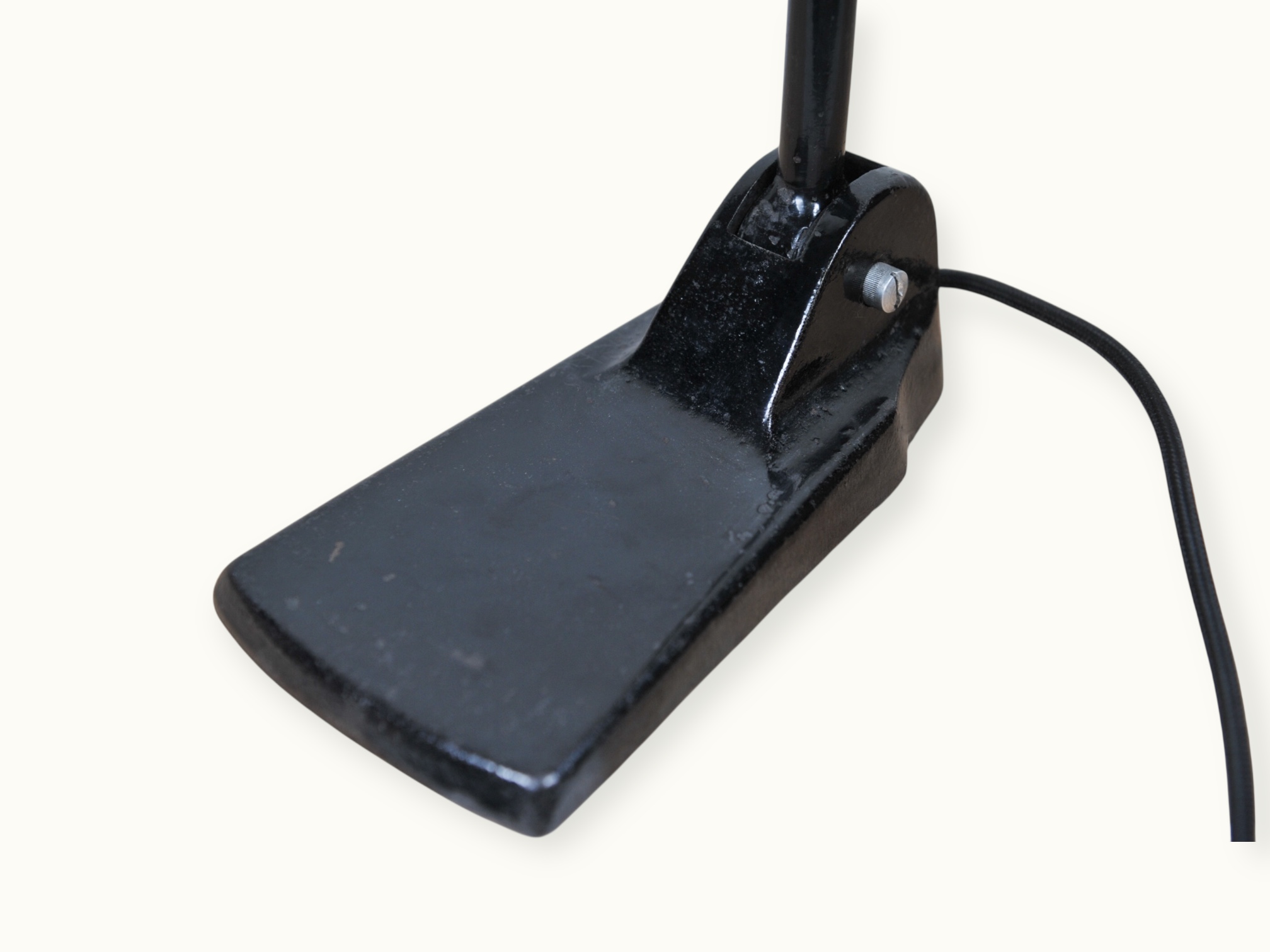 Lampe orientable Lucida, production européenne milieu XXᵉ siècle — élégance fonctionnelle et articulations de précision. Modèle attribué, avec prudence, à Gebr. Jacobus (Gebrüder Jacobus)