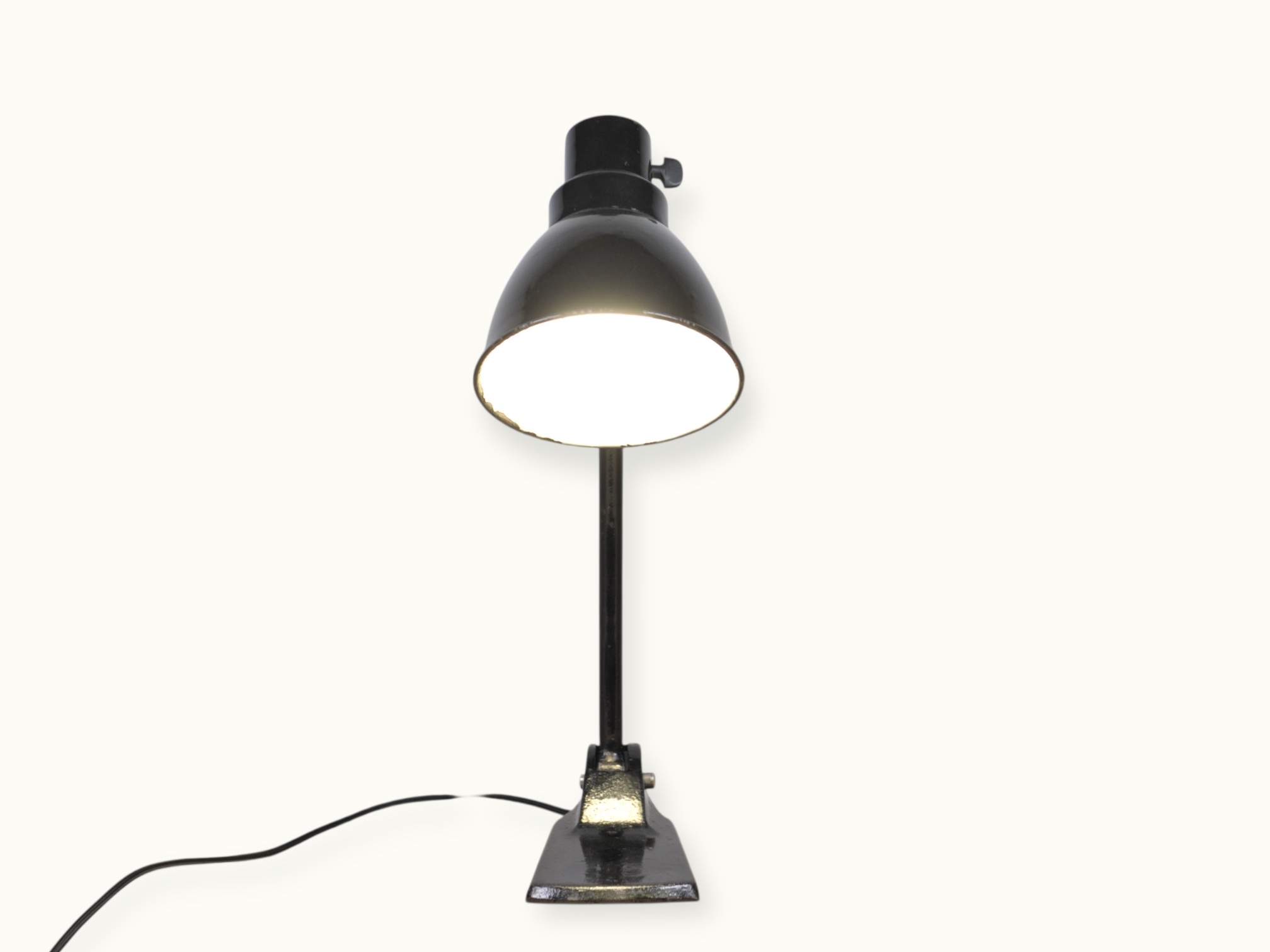 Lampe orientable Lucida, production européenne milieu XXᵉ siècle — élégance fonctionnelle et articulations de précision. Modèle attribué, avec prudence, à Gebr. Jacobus (Gebrüder Jacobus)