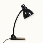 Lampe orientable Lucida, production européenne milieu XXᵉ siècle — élégance fonctionnelle et articulations de précision. Modèle attribué, avec prudence, à Gebr. Jacobus (Gebrüder Jacobus)