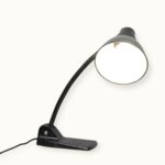 Lampe orientable Lucida, production européenne milieu XXᵉ siècle — élégance fonctionnelle et articulations de précision. Modèle attribué, avec prudence, à Gebr. Jacobus (Gebrüder Jacobus)