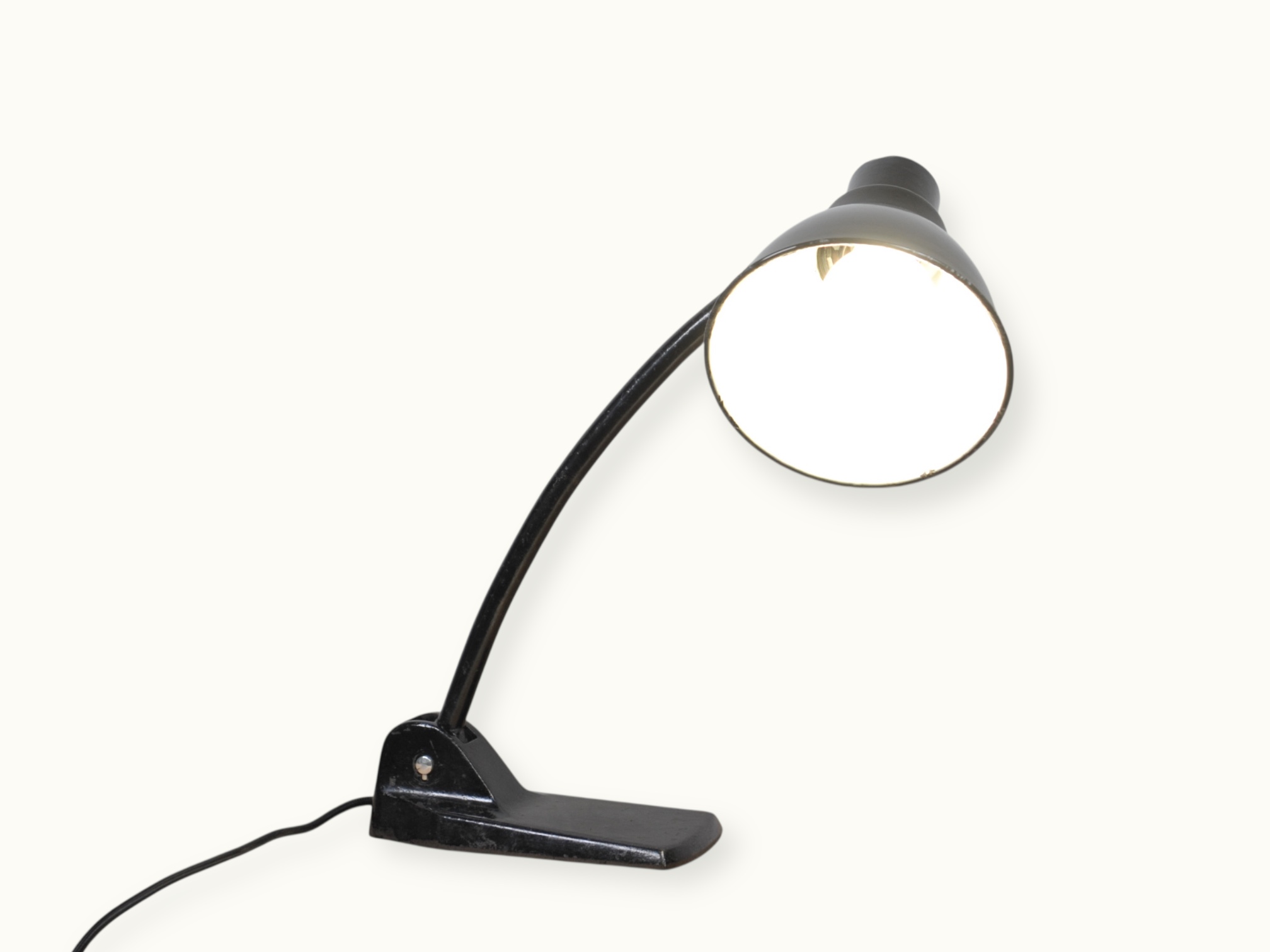 Lampe orientable Lucida, production européenne milieu XXᵉ siècle — élégance fonctionnelle et articulations de précision. Modèle attribué, avec prudence, à Gebr. Jacobus (Gebrüder Jacobus)