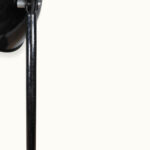 Lampe orientable Lucida, production européenne milieu XXᵉ siècle — élégance fonctionnelle et articulations de précision. Modèle attribué, avec prudence, à Gebr. Jacobus (Gebrüder Jacobus)