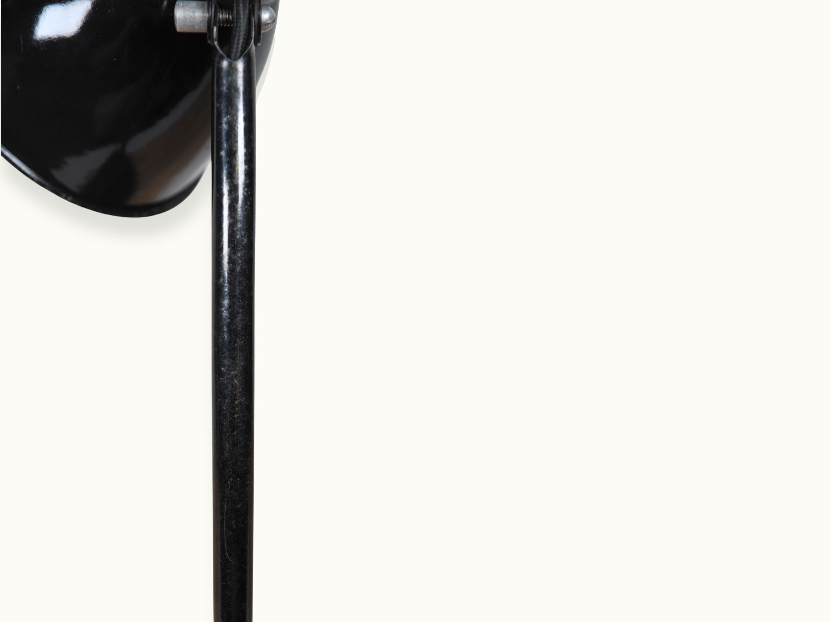 Lampe orientable Lucida, production européenne milieu XXᵉ siècle — élégance fonctionnelle et articulations de précision. Modèle attribué, avec prudence, à Gebr. Jacobus (Gebrüder Jacobus)