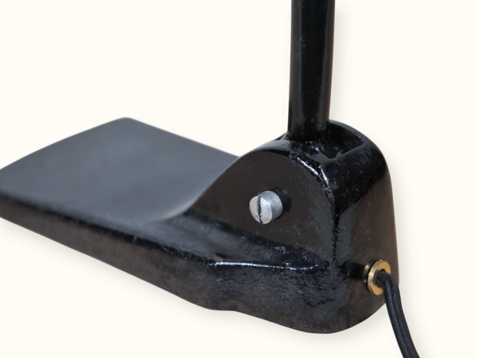 Lampe orientable Lucida, production européenne milieu XXᵉ siècle — élégance fonctionnelle et articulations de précision. Modèle attribué, avec prudence, à Gebr. Jacobus (Gebrüder Jacobus)