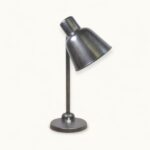 Lampe d’atelier industrielle 2700 signée Bünte & Remmler — mécanique robuste, esthétisme métallique patiné, restauration respectueuse.