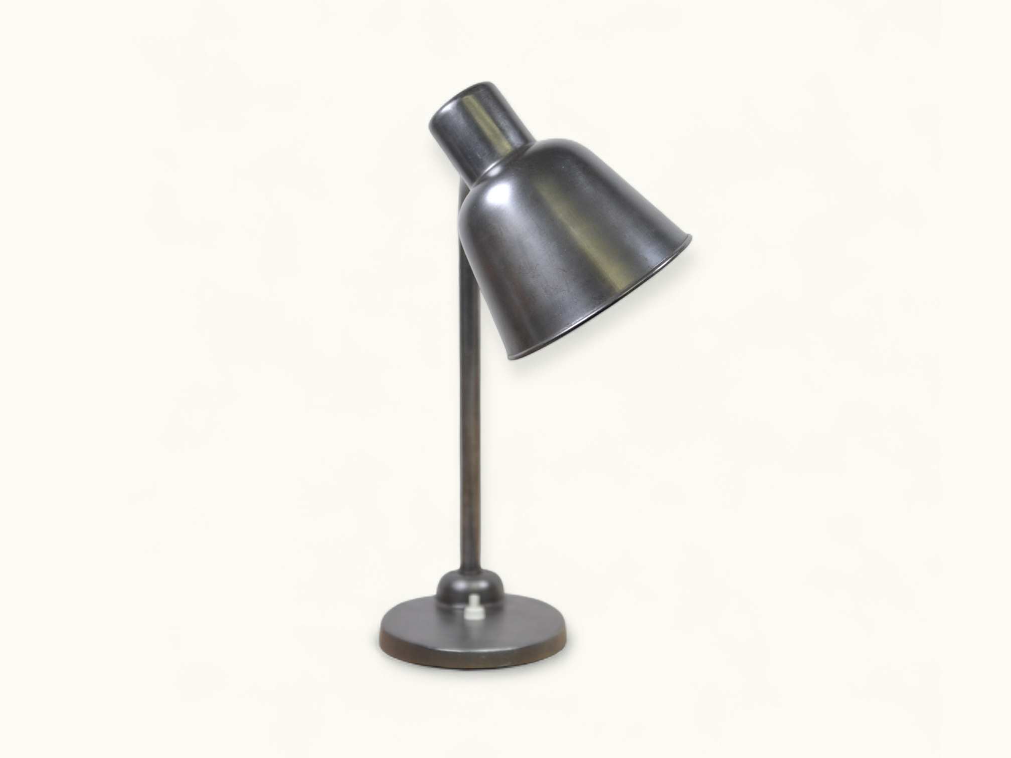 Lampe d’atelier industrielle 2700 signée Bünte & Remmler — mécanique robuste, esthétisme métallique patiné, restauration respectueuse.