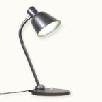 Lampe-Vintage-bunte-und-remmler-BUR-2700-2 Lampe d’atelier industrielle 2700 signée Bünte & Remmler — mécanique robuste, esthétisme métallique patiné, restauration respectueuse.