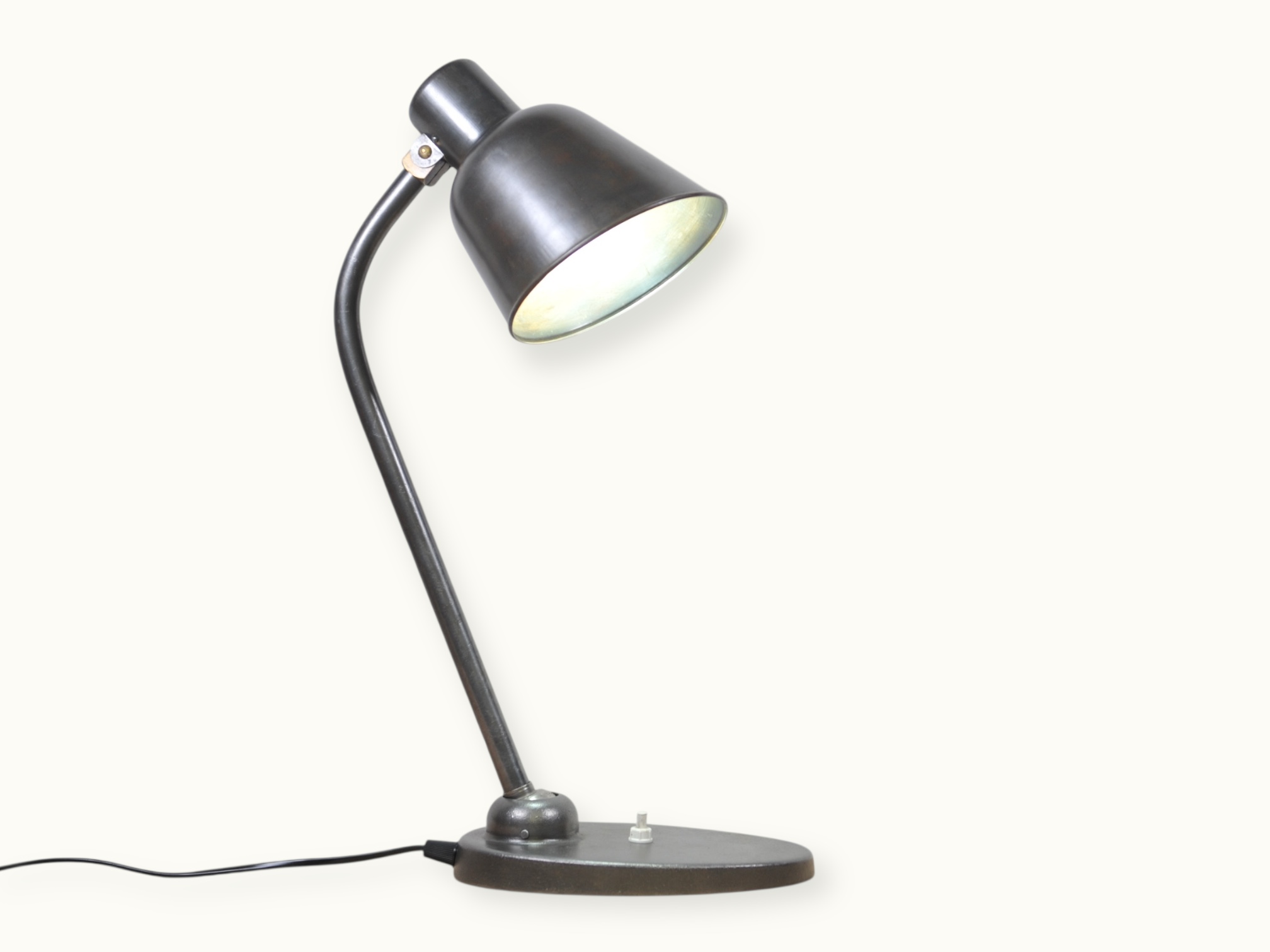 Lampe d’atelier industrielle 2700 signée Bünte & Remmler — mécanique robuste, esthétisme métallique patiné, restauration respectueuse.