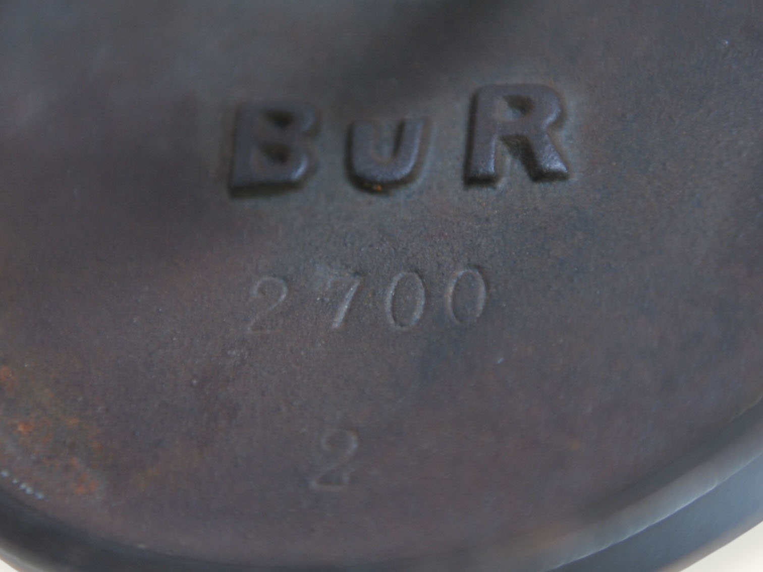 Lampe d’atelier industrielle 2700 signée Bünte & Remmler — mécanique robuste, esthétisme métallique patiné, restauration respectueuse.