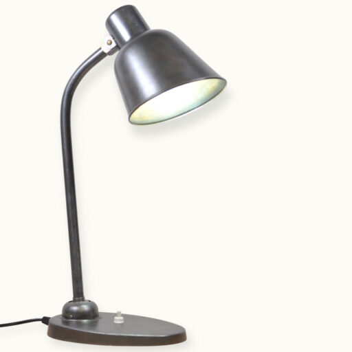 Lampe d’atelier industrielle 2700 signée Bünte & Remmler — mécanique robuste, esthétisme métallique patiné, restauration respectueuse.