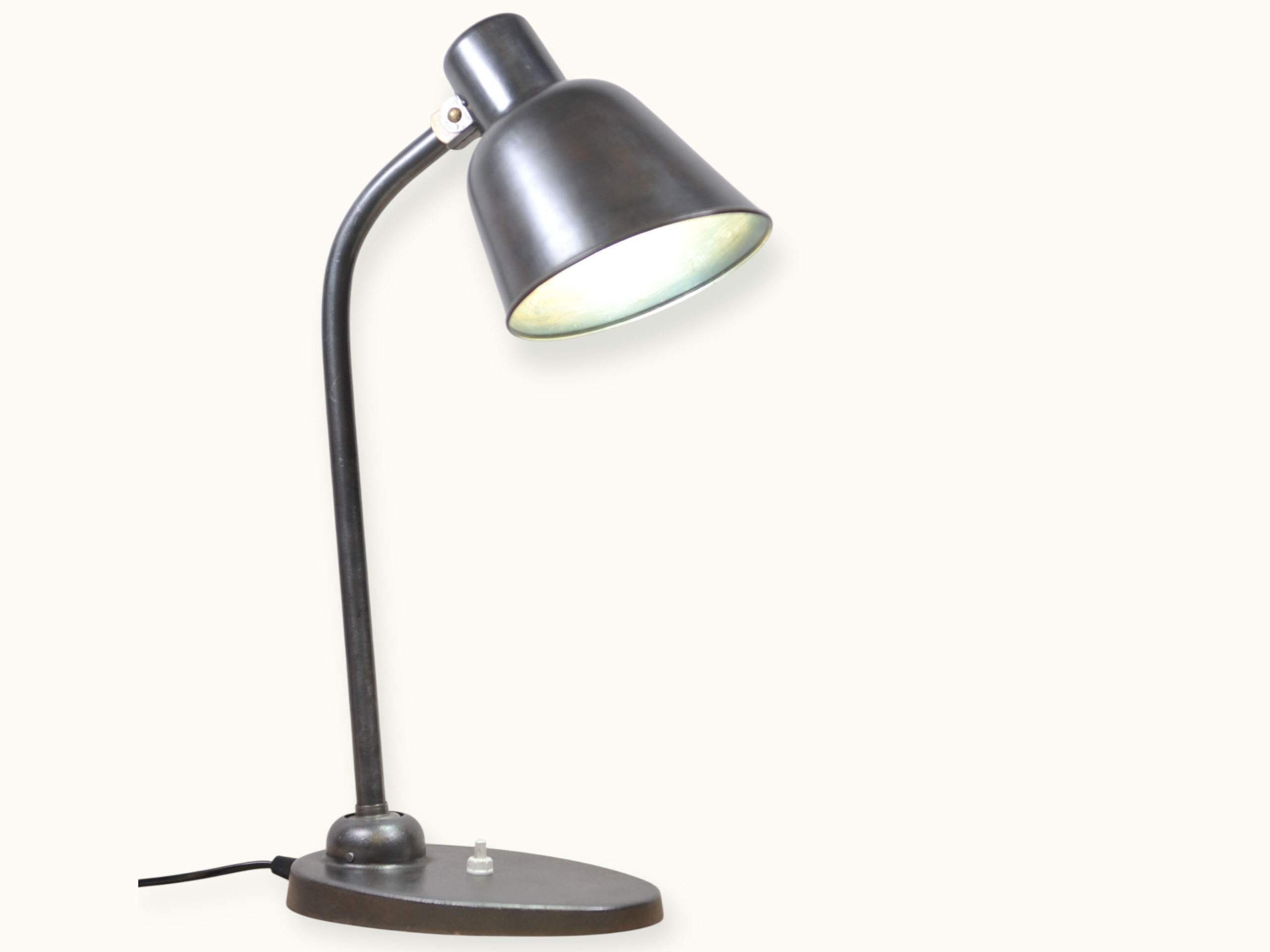 Lampe d’atelier industrielle 2700 signée Bünte & Remmler — mécanique robuste, esthétisme métallique patiné, restauration respectueuse.