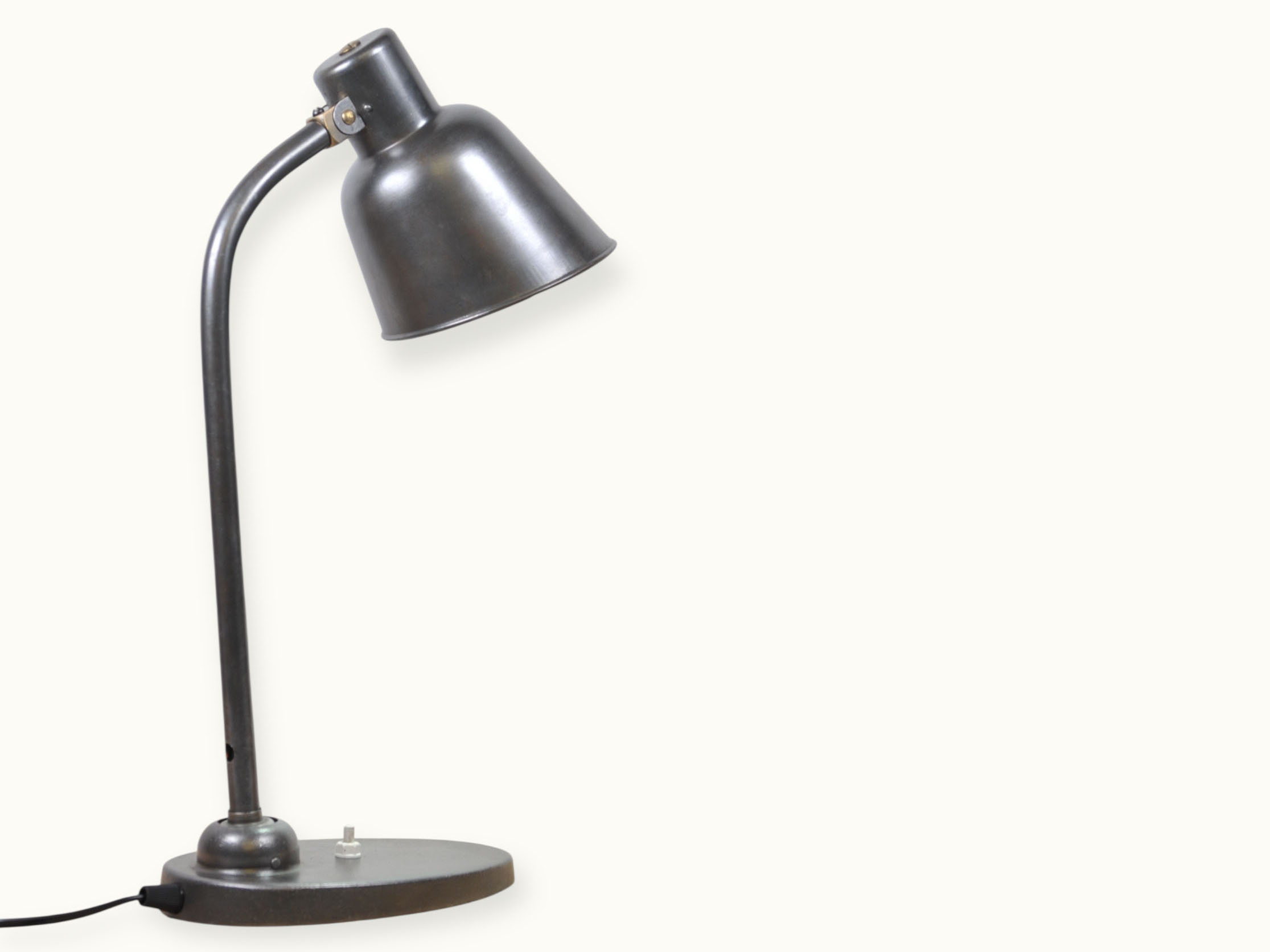 Lampe d’atelier industrielle 2700 signée Bünte & Remmler — mécanique robuste, esthétisme métallique patiné, restauration respectueuse.