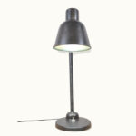 Lampe-Vintage-bunte-und-remmler-BUR-2700-8 Lampe d’atelier industrielle 2700 signée Bünte & Remmler — mécanique robuste, esthétisme métallique patiné, restauration respectueuse.