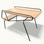 Table d'appoint vintage Métal laqué noir et chêne – Élégance minimaliste d’après-guerre. Une table basse qui ne laisse personne indifferent.