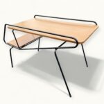 Table d'appoint vintage Métal laqué noir et chêne – Élégance minimaliste d’après-guerre. Une table basse qui ne laisse personne indifferent.