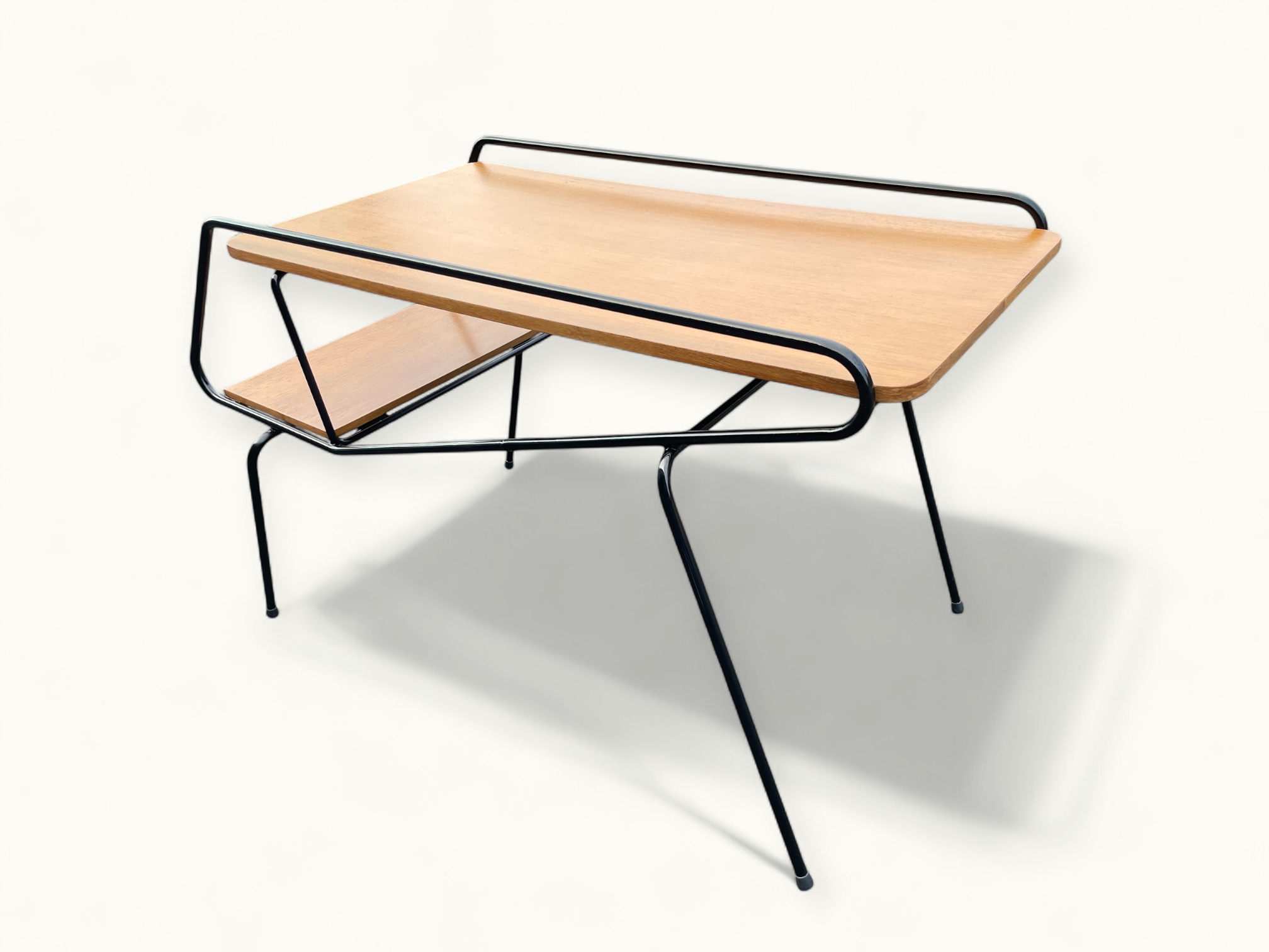 Table d'appoint vintage Métal laqué noir et chêne – Élégance minimaliste d’après-guerre. Une table basse qui ne laisse personne indifferent.
