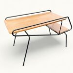 Table d'appoint vintage Métal laqué noir et chêne – Élégance minimaliste d’après-guerre. Une table basse qui ne laisse personne indifferent.