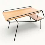 Table d'appoint vintage Métal laqué noir et chêne – Élégance minimaliste d’après-guerre. Une table basse qui ne laisse personne indifferent.