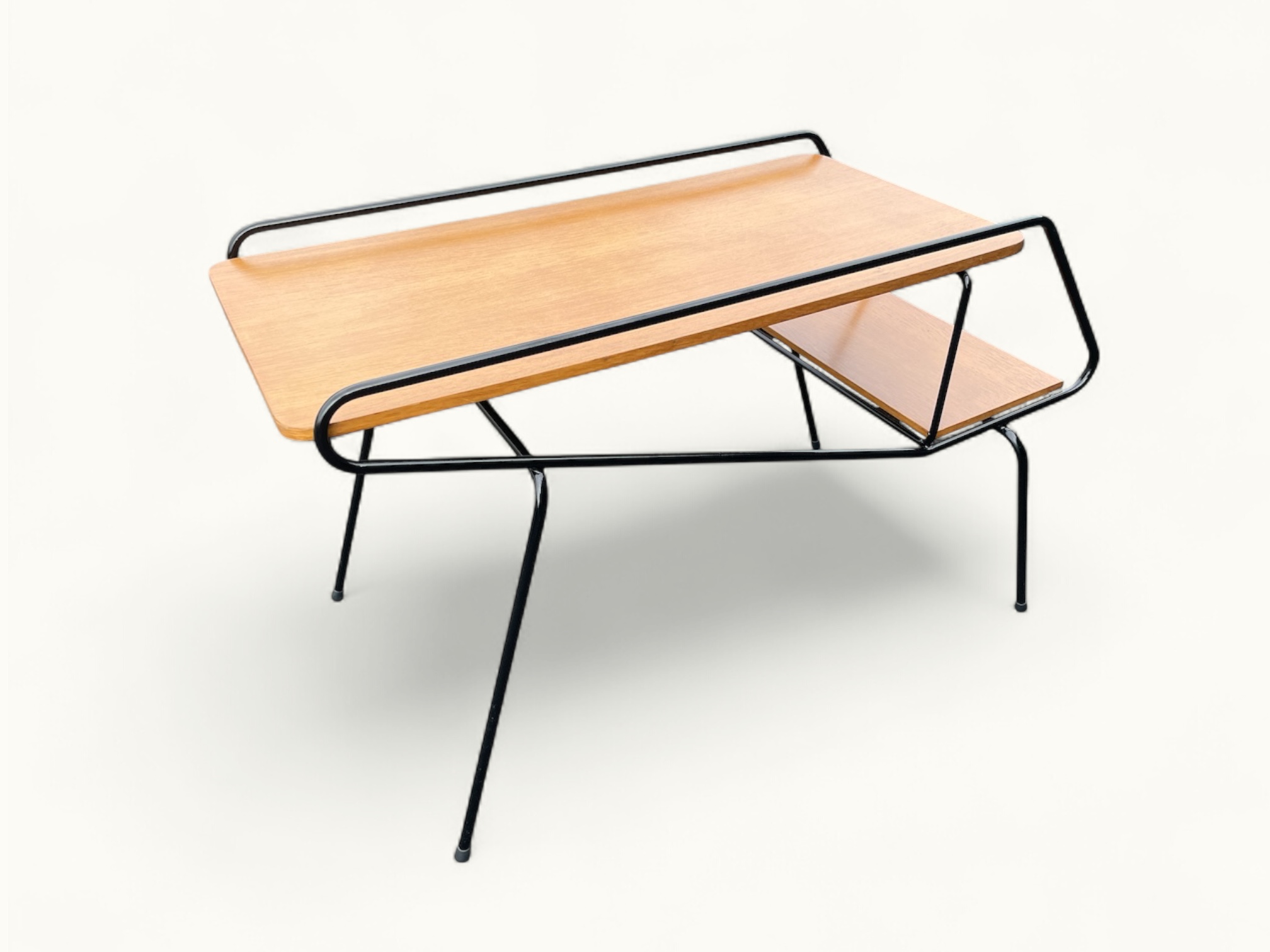 Table d'appoint vintage Métal laqué noir et chêne – Élégance minimaliste d’après-guerre. Une table basse qui ne laisse personne indifferent.