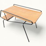 Table d'appoint vintage Métal laqué noir et chêne – Élégance minimaliste d’après-guerre. Une table basse qui ne laisse personne indifferent.