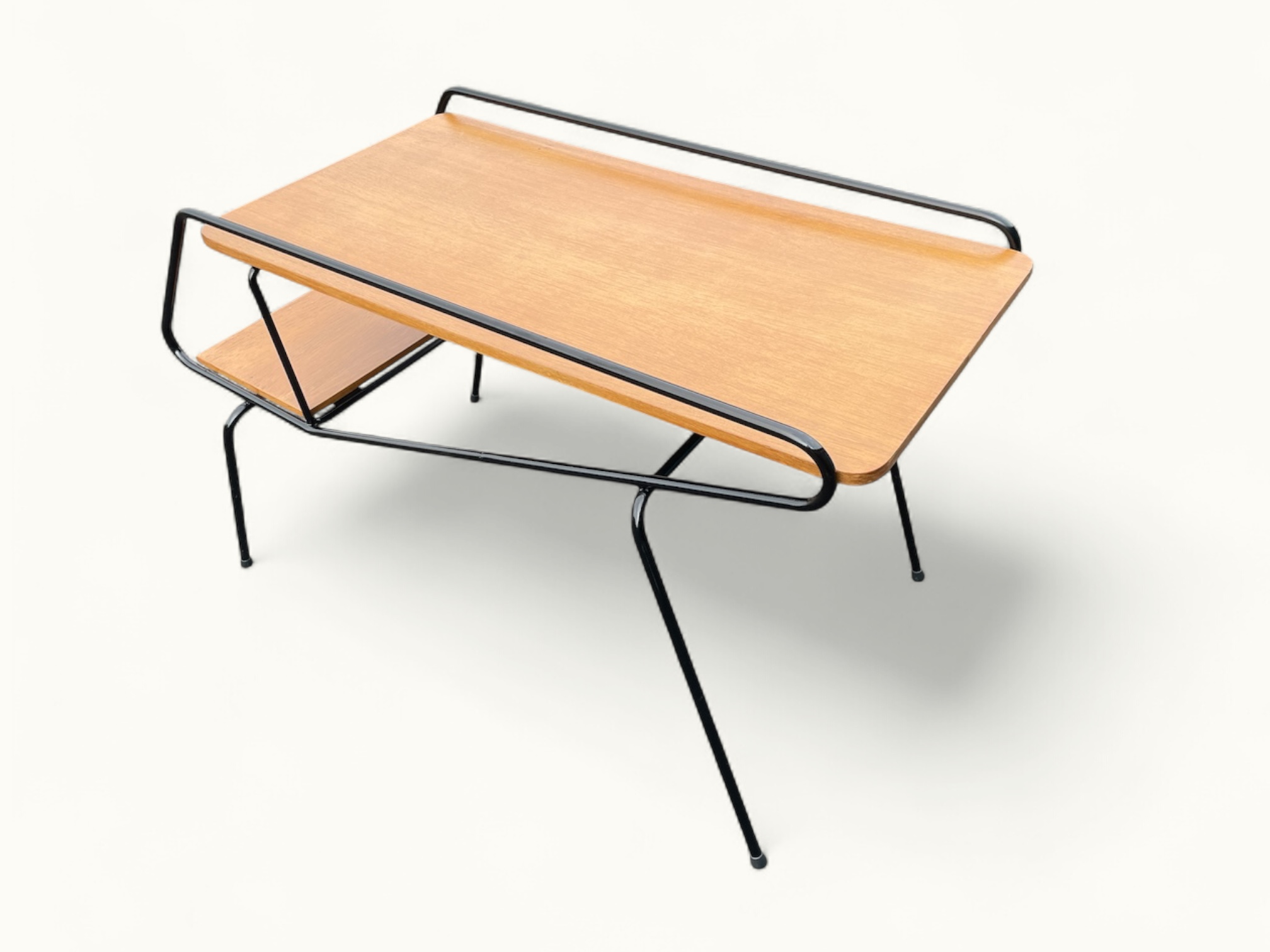 Table d'appoint vintage Métal laqué noir et chêne – Élégance minimaliste d’après-guerre. Une table basse qui ne laisse personne indifferent.