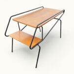 Table d'appoint vintage Métal laqué noir et chêne – Élégance minimaliste d’après-guerre. Une table basse qui ne laisse personne indifferent.