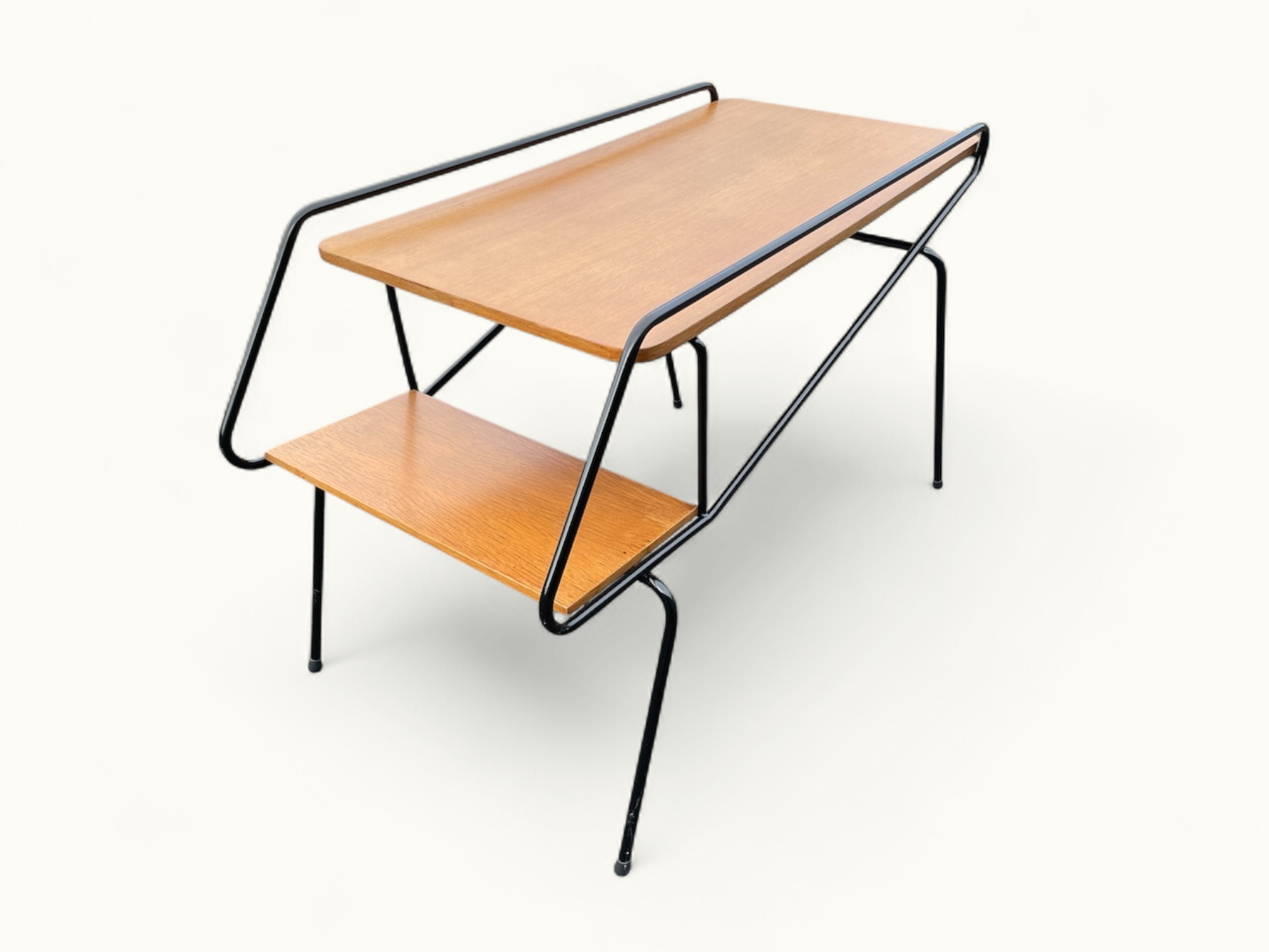 Table d'appoint vintage Métal laqué noir et chêne – Élégance minimaliste d’après-guerre. Une table basse qui ne laisse personne indifferent.