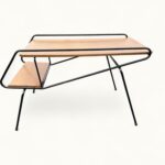 Table d'appoint vintage Métal laqué noir et chêne – Élégance minimaliste d’après-guerre. Une table basse qui ne laisse personne indifferent.